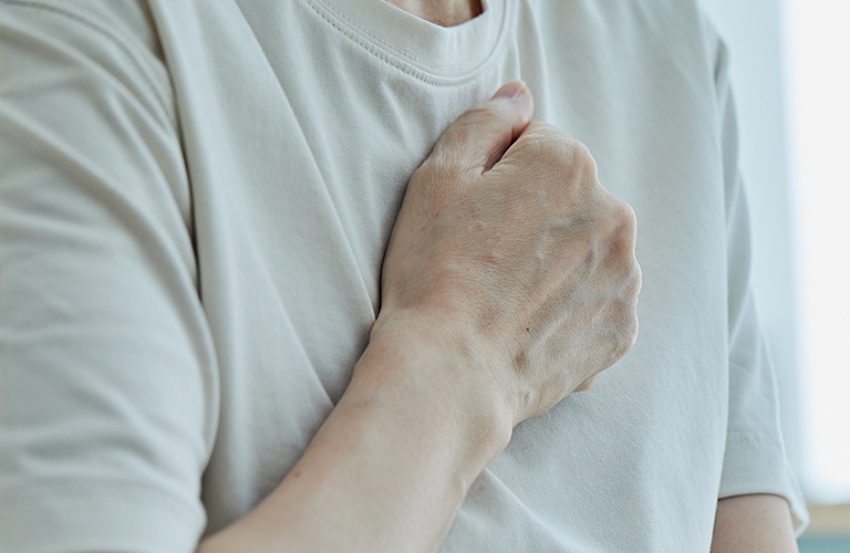 가슴이 불편한</br>증상이 있는 경우